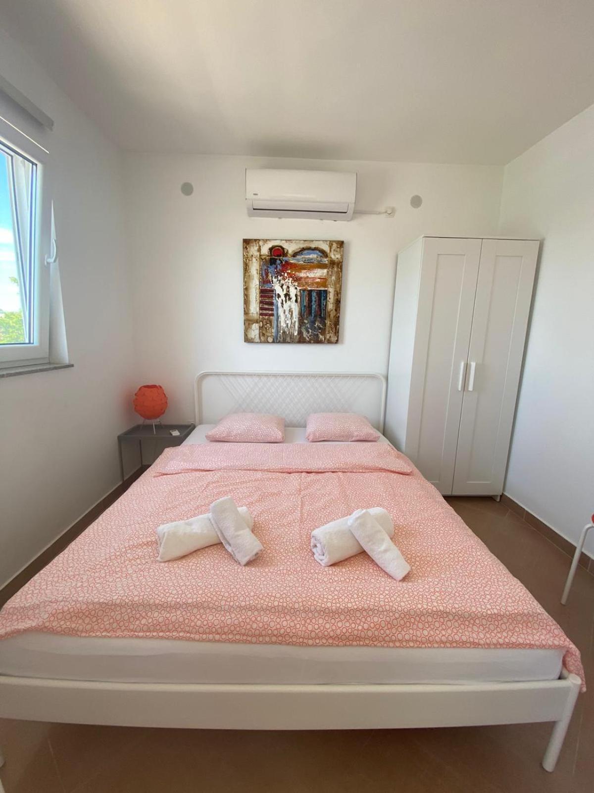 Beachfront Apartments Anita With Pool Karlobag Chambre photo